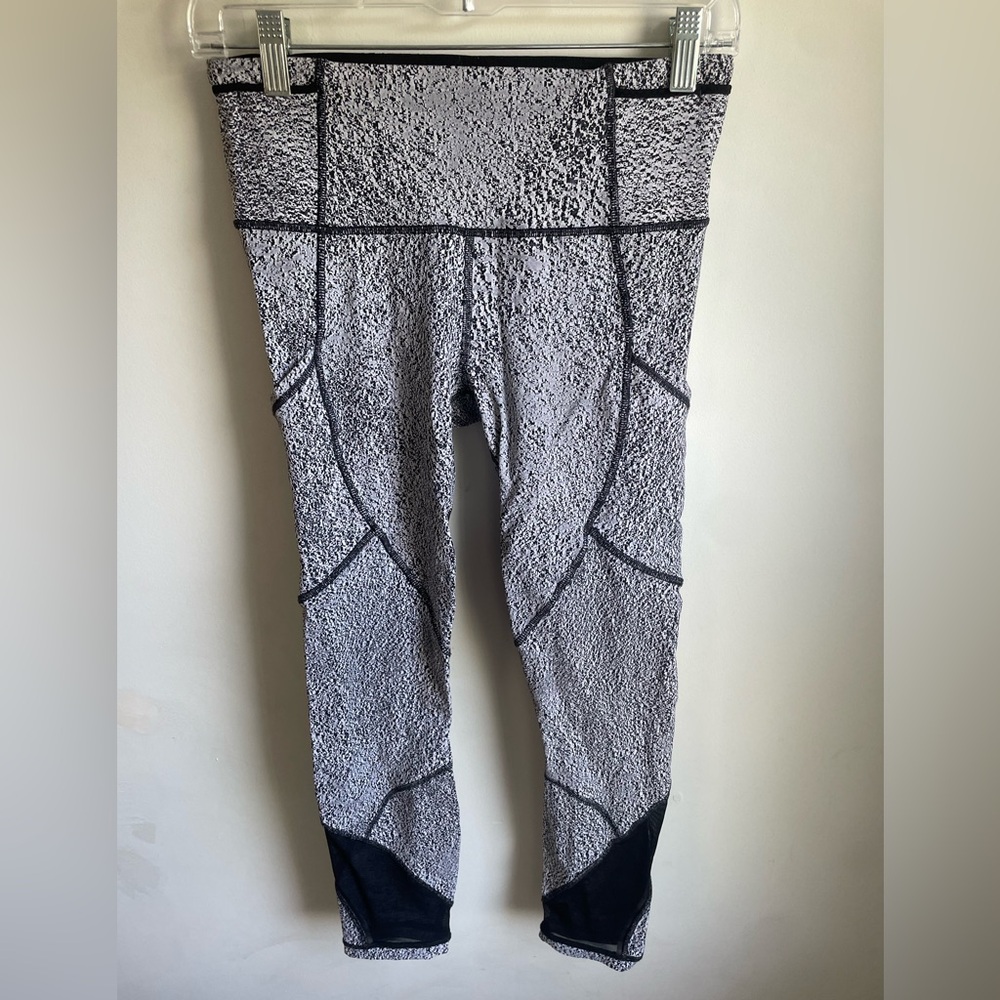 Lululemon Outrun 17” Crop Power Luxtreme Spray Jacquard White Black Women's 6 -J